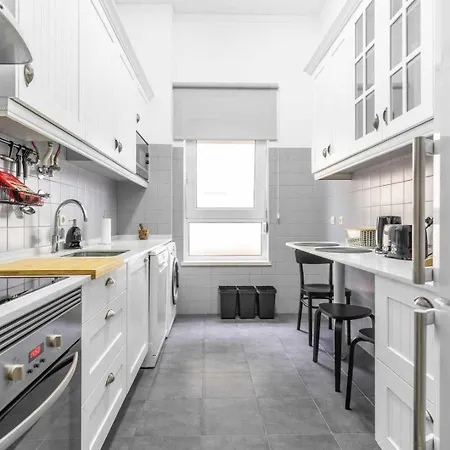 T3 Com Piscina Tenis Ginasio E Parq Infant * Lisbon